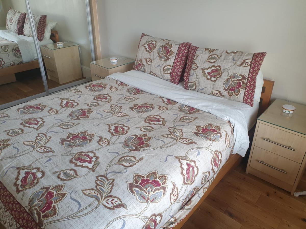 London Luxury 2 Bedroom Flat 5Min Walk From Overground, With Free Wifi, Free Parking-Sleeps X6 イルフォード エクステリア 写真