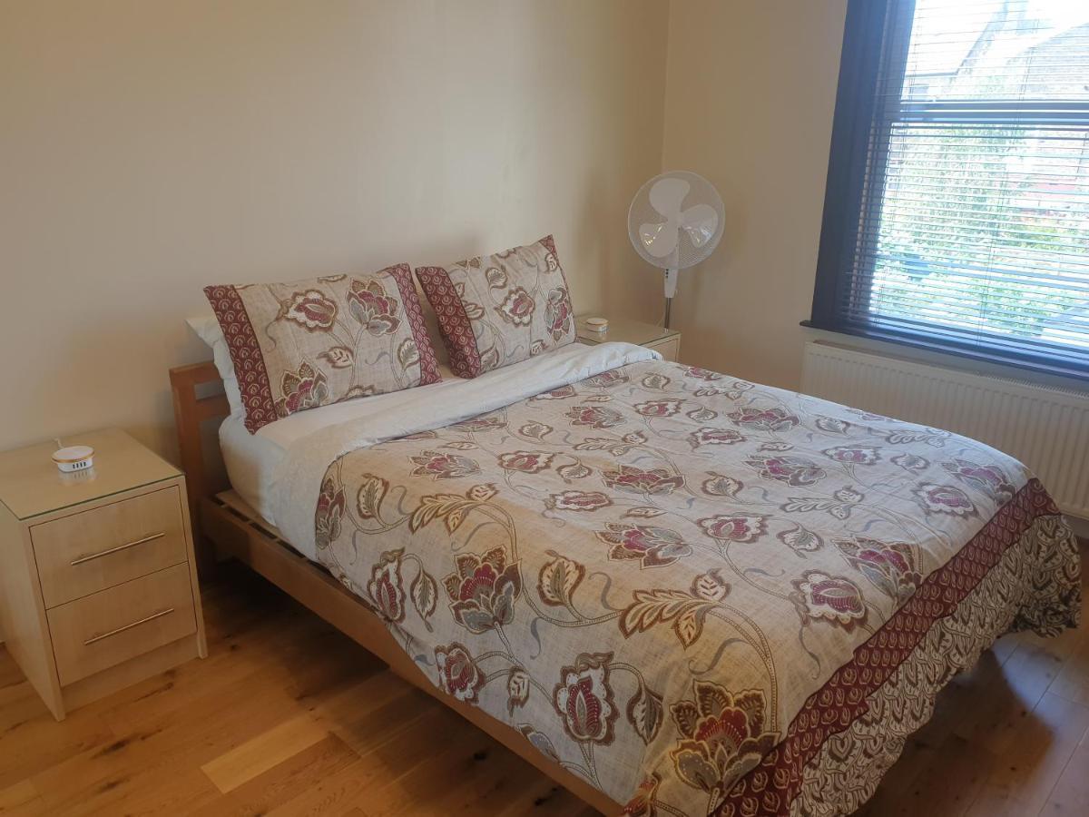 London Luxury 2 Bedroom Flat 5Min Walk From Overground, With Free Wifi, Free Parking-Sleeps X6 イルフォード エクステリア 写真