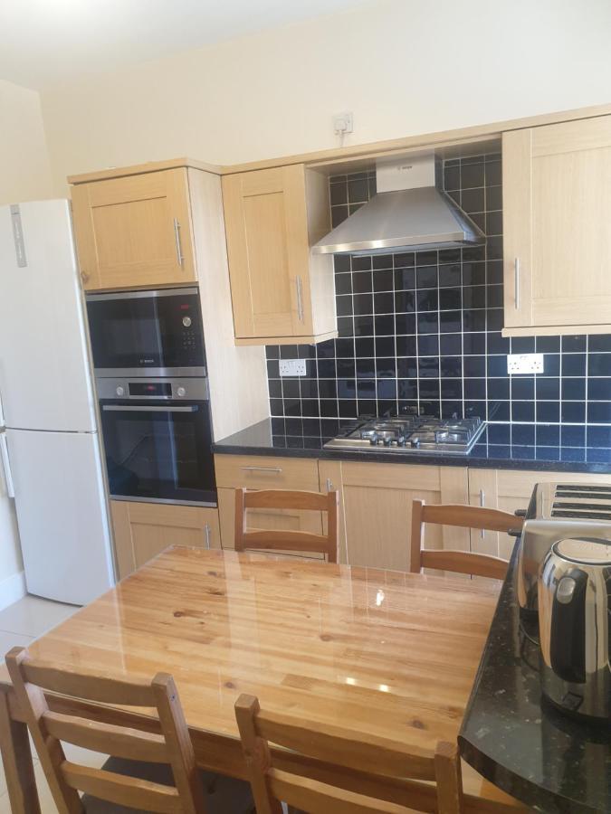 London Luxury 2 Bedroom Flat 5Min Walk From Overground, With Free Wifi, Free Parking-Sleeps X6 イルフォード エクステリア 写真
