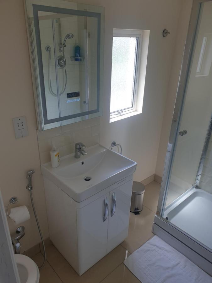 London Luxury 2 Bedroom Flat 5Min Walk From Overground, With Free Wifi, Free Parking-Sleeps X6 イルフォード エクステリア 写真
